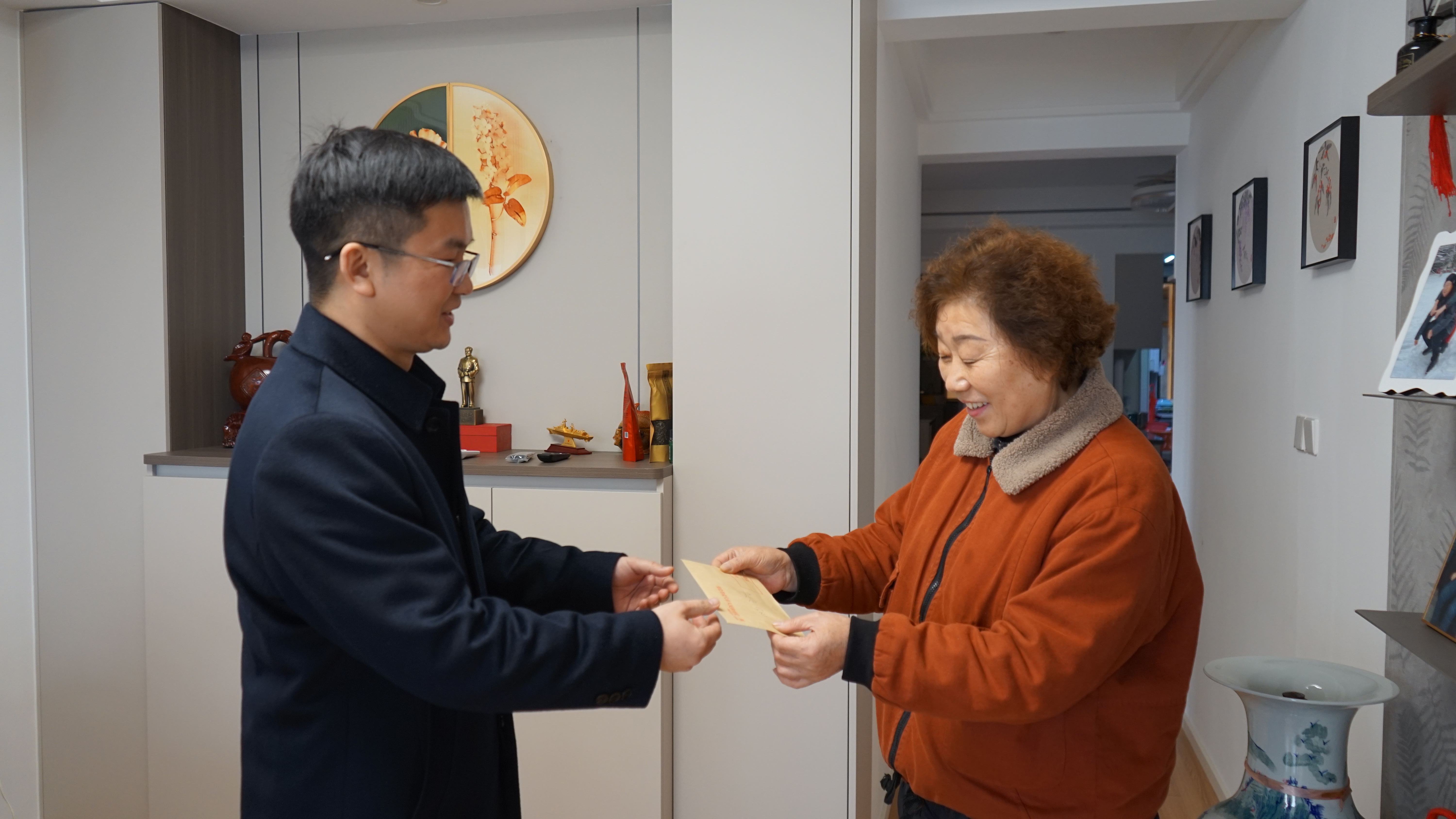 武穴市检察院开展年前走访慰问老干部活动