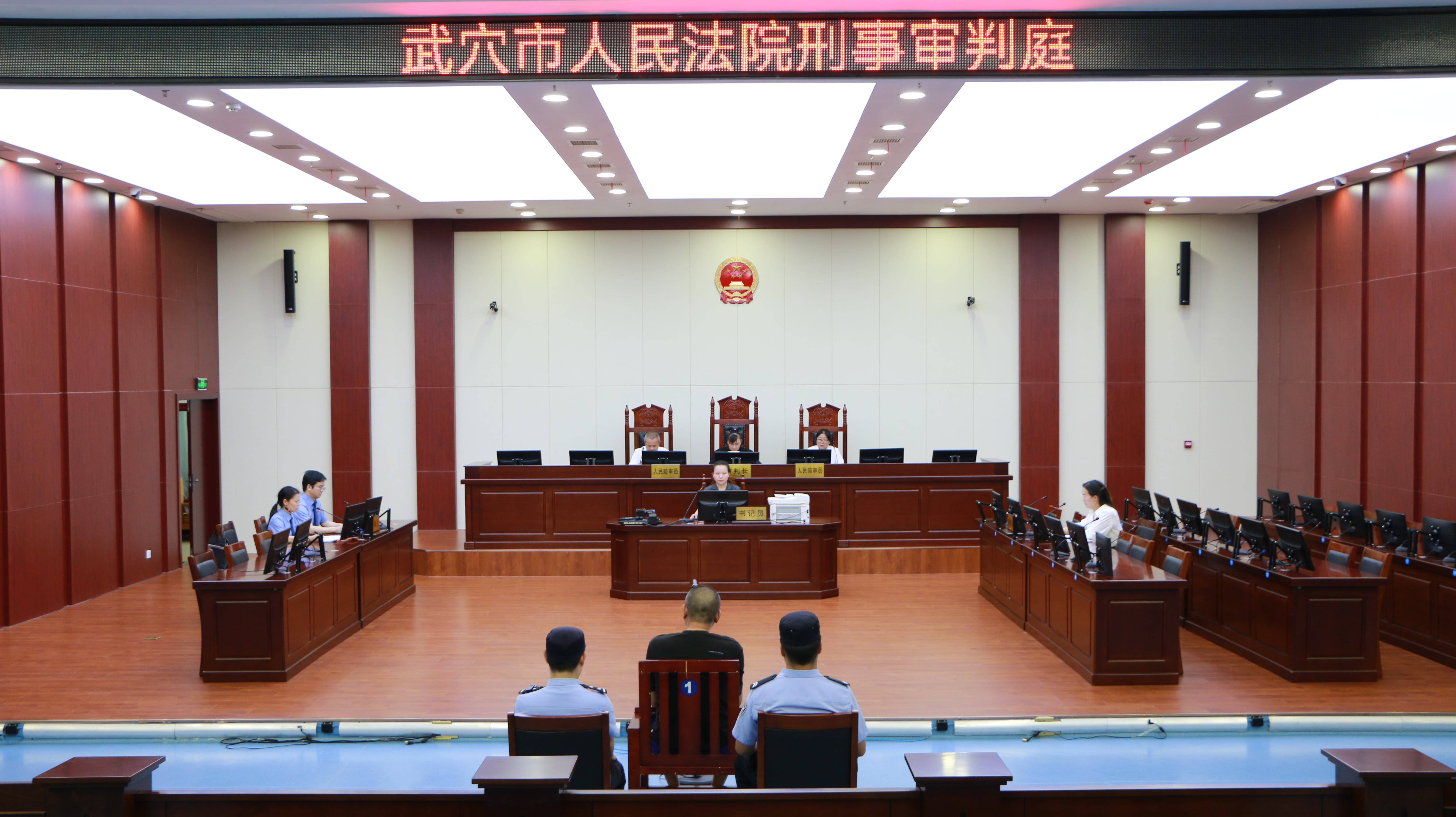 检察长出庭支持公诉 带头办好每一个案件